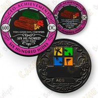  Este lote contiene un geocoin trackable en  www.geocaching.com  y un pin combinados. 